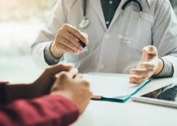 Especialista sugiere chequeos médicos cada seis meses