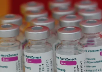 Gobierno busca negociar que AstraZeneca le dé fármacos por vacuna