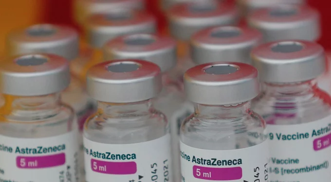 Gobierno busca negociar que AstraZeneca le dé fármacos por vacuna