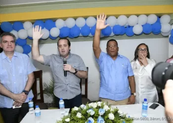 Paliza juramenta en el PRM a ex diputado del PRD Bernardo Colón