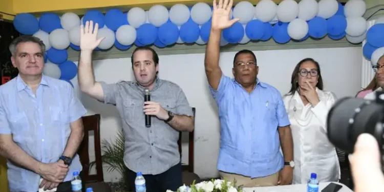 Paliza juramenta en el PRM a ex diputado del PRD Bernardo Colón