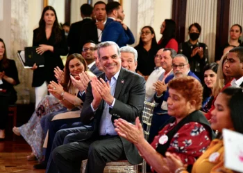 Abinader cita planes para incluir mujeres en mercado laboral