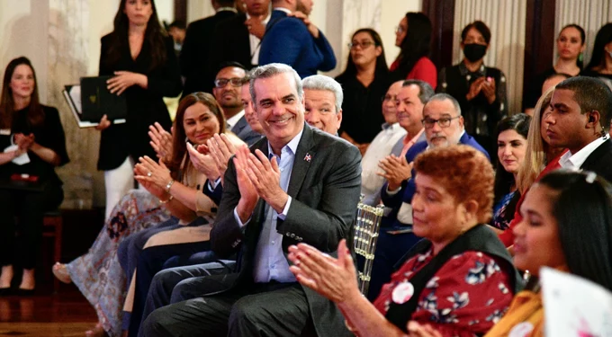 Abinader cita planes para incluir mujeres en mercado laboral