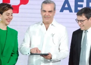 Luis Abinader inaugura terminal en el AILA