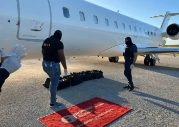 Tripulantes y pasajeros avión serán sometidos