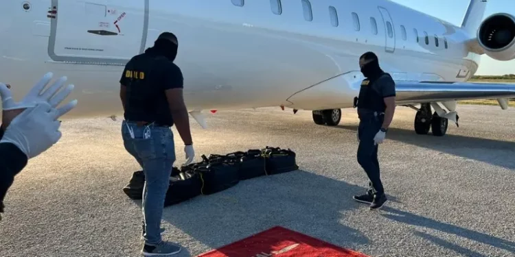 Tripulantes y pasajeros avión serán sometidos