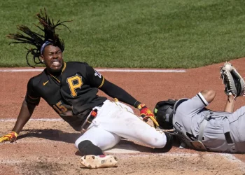 Oneil Cruz sufre fractura de tobillo en extraña jugada en el plato