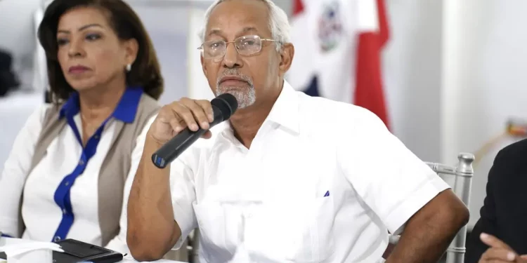 Ministro de Educación revela libros 95 mil libros de textos retirados siguen en almacén