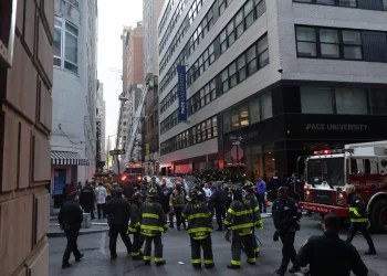 Un muerto y 4 heridos al derrumbarse un aparcamiento de 4 pisos en Nueva York