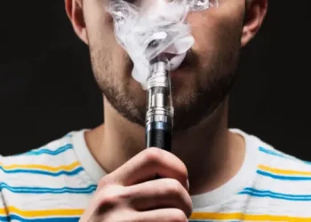 Buscan aprobación de ley que prohíba venta de cigarrillos electrónicos (vapes) a menores