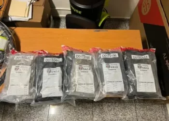 Dejan en el AILA maletas con 138 paquetes de 138 paquetes de marihuana sintética