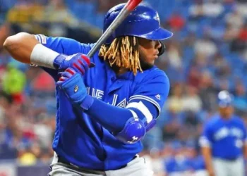 Guerrero Jr. y Chapman guían a los Azulejos sobre Astros
