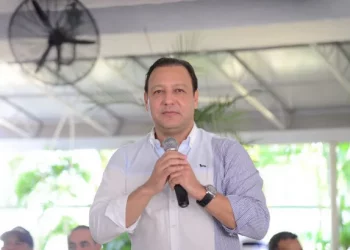 Éxodo de dirigentes PLD debilita al candidato Abel Martínez en Santiago