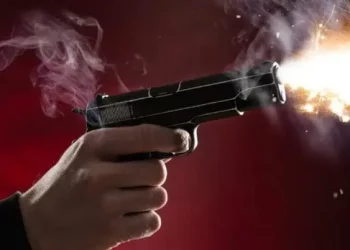 Hombre mata a su expareja y huye