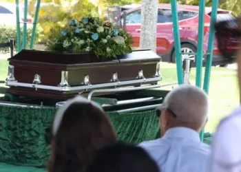 Dolor y palabras de admiración en la despedida a Leonora Ramírez