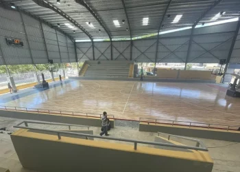 Francisco Camacho supervisa polideportivo de Puerto Plata