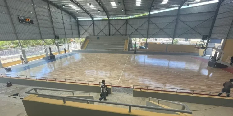 Francisco Camacho supervisa polideportivo de Puerto Plata
