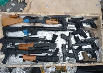 Arrestan y deportan extranjero por tráfico internacional de armas