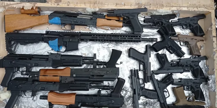 Arrestan y deportan extranjero por tráfico internacional de armas