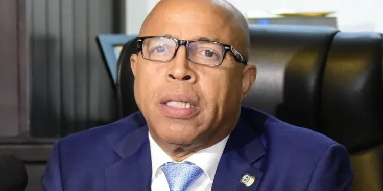 Pacheco llamada «abusador» al ministro de Medio Ambiente