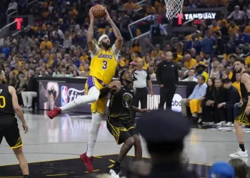 Anthony Davis y LeBron James dominan, Lakers superan a los Warriors en primer partido