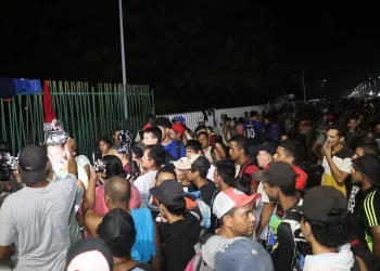 Migrantes protestan en la frontera sur de México tras la suspensión de permisos