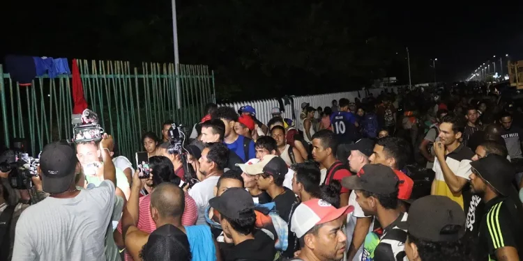 Migrantes protestan en la frontera sur de México tras la suspensión de permisos