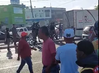 Hombre que se atrincheró dentro de vehículo en Villa Mella le habría disparado a otro