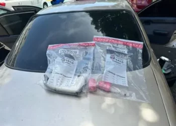 Hombre llevaba droga escondida hasta debajo de la palanca de cambios