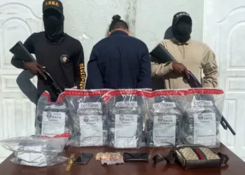 Llevaba 32 paquetes de cocaína detrás del tablero de jeepeta en Barahona