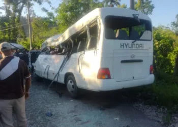 Camión choca con un autobús escolar y deja varios niños muertos y heridos en Hato Mayor