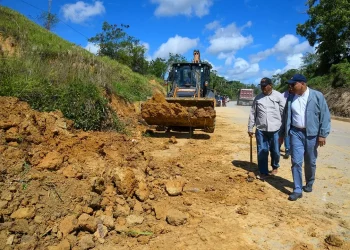 Obras Públicas trabaja en mantenimiento sistema de drenaje carretera Uvero Alto-Miches