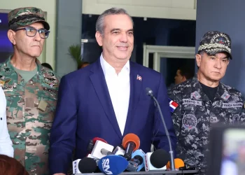 Abinader entregó a la Policía Nacional 4 mil millones extras