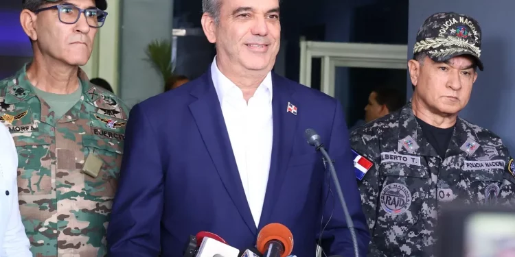 Abinader entregó a la Policía Nacional 4 mil millones extras