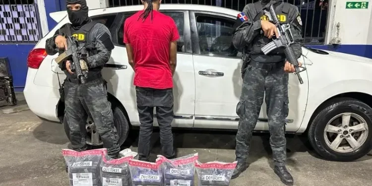 Apresan uno con 30 paquetes de cocaína