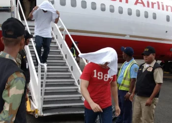 EE.UU. repatria otros 96 exconvictos