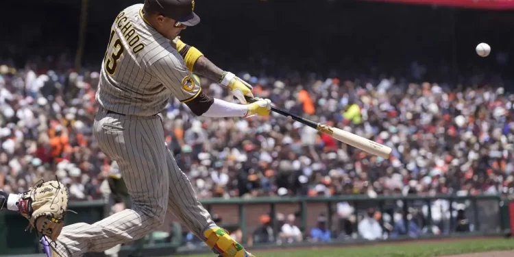 Padres frenan la racha de derrotas con jonrones de Sánchez y Machado