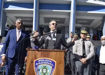 Abinader se reúne con altos mandos militares y ministros en la sede de la Policía