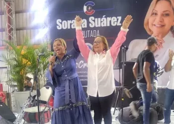 Diputada Soraya Suárez proclama a Rosa Santos como su candidata a senadora por Santiago