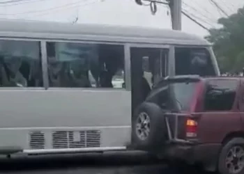 Chofer y cobrador de guagua detenidos por atropellar a oficial retirado tras discusión