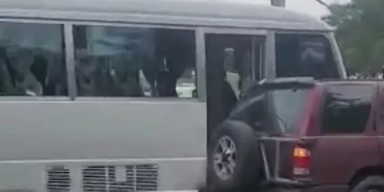 Chofer y cobrador de guagua detenidos por atropellar a oficial retirado tras discusión