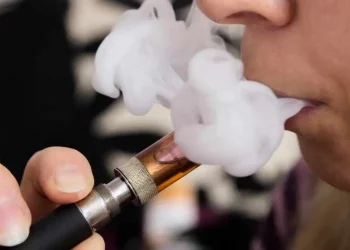 Neumóloga advierte uso de vapes ha incrementado problemas respiratorios en jóvenes