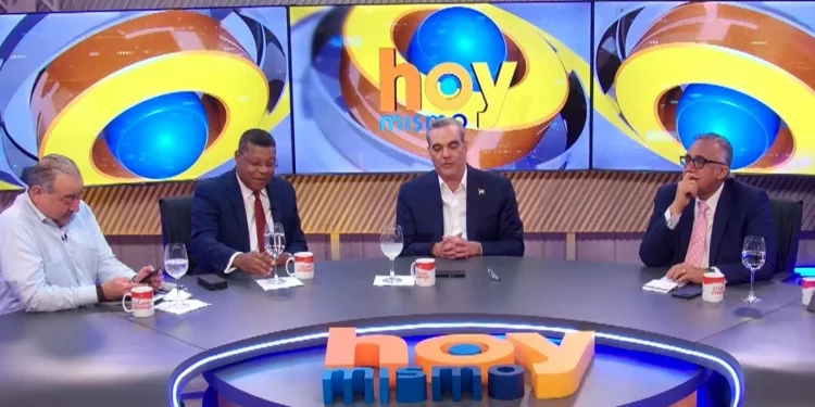 Presidente afirma consulta y analiza posibilidad de optar por reelección