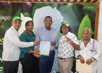 Hipólito Martínez inscribe precandidatura a alcalde por Santiago Oeste y afirma ganará de forma cómoda