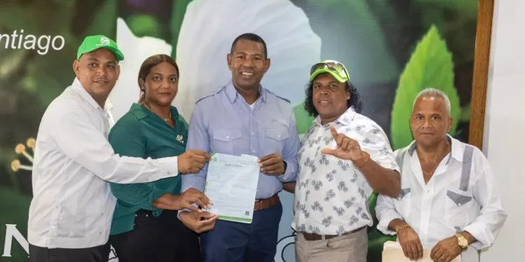 Hipólito Martínez inscribe precandidatura a alcalde por Santiago Oeste y afirma ganará de forma cómoda