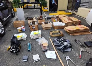 Allanan negocios por narcotráfico; ocupan vehículos, dinero y armas