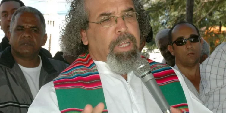 Padre Rogelio acusa a Leonel Fernández de asociarse con la oligarquía haitiana para azuzar crisis