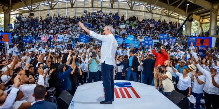 Luis Abinader afirma que está para dar la cara y solucionar los problemas del país