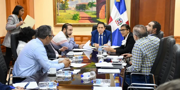 Comisión de senadores analiza ley flexibiliza elevar a 10 años importaciones de vehículos usados