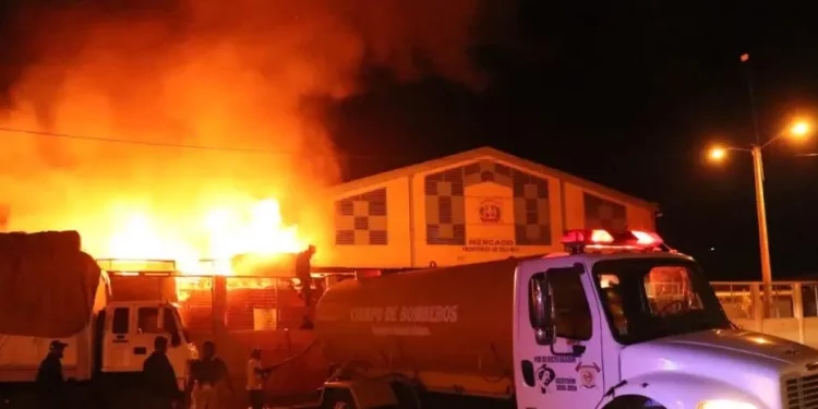 Reportan incendio de gran magnitud en mercado fronterizo Dajabón